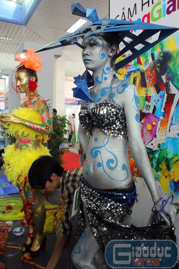 Body painting đang được giới trẻ ưa chuộng vì loại hình nghệ thuật này không gây đau đớn mà vẫn có thể thỏa sức thể hiện cá tính của người vẽ